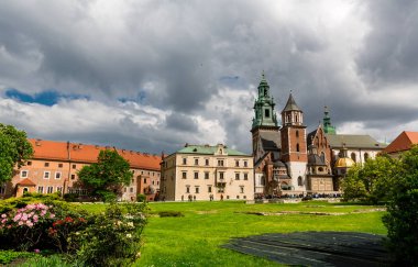 Wawel kalesi avlu çim, Krakow, Polonya. Antik mimariye sahip Avrupa kenti, seyahat ve turizm için ünlü bir yer