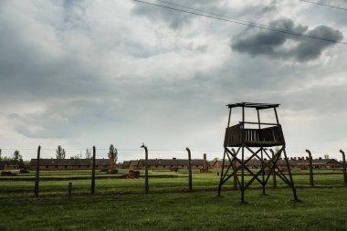 Gözetleme kulesi ve dikenli tel çit, Alman toplama kampı Auschwitz Ii, Polonya. Yahudi halkının Nazi soykırımı kurbanları Müzesi