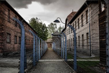Kışla ve dikenli tel çit, Alman hapishanesi Auschwitz Ii, Birkenau, Polonya toprakları. Yahudi halkının Nazi soykırımı kurbanları Müzesi