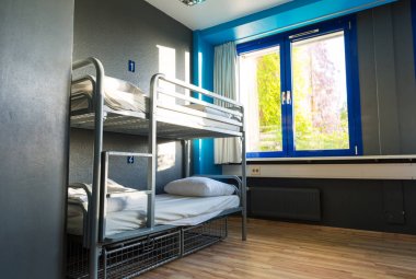 Hostel iç, metal ranza ve çarşaf, kimse. Boş uyku motel odası, gezginler ve turistler için yurt yatak odası