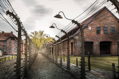 Kışla ve dikenli tel çit, Alman hapishanesi Auschwitz Ii, Birkenau, Polonya toprakları. Yahudi halkının Nazi soykırımı kurbanları Müzesi