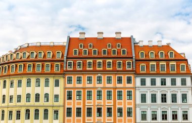 Bina cephesi, antik mimari, eski Avrupa kenti. Yaz turizmi ve seyahatleri, ünlü Avrupa simgeleri, popüler yerler ve sokaklar