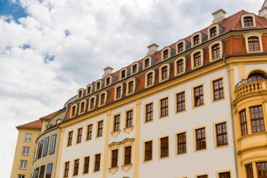 Bina cephesi, antik mimari, eski Avrupa kenti. Yaz turizmi ve seyahatleri, ünlü Avrupa'nın simgesi