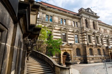 Antik mimariye sahip binalar, eski Avrupa kenti. Yaz turizmi ve seyahatleri, ünlü Avrupa simgeleri, popüler yerler ve sokaklar