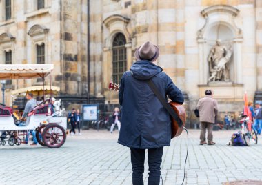 Eski Avrupa kasabasında gitarı olan sokak müzisyeni. Yaz turizmi ve seyahatleri, ünlü Avrupa simgeleri, popüler yerler