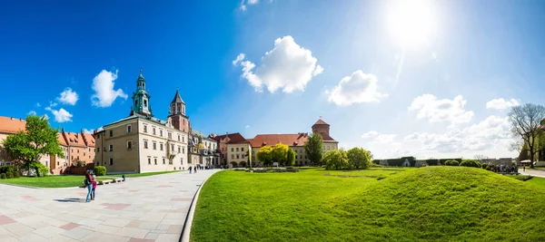 파노라마 크라코프 폴란드와 Wawel 건물이있는 관광으로 유명한 — 스톡 사진