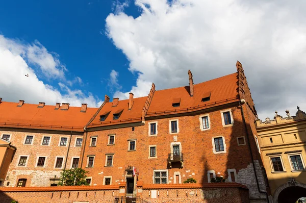 Güneşli bir günde Wawel kale binası, Krakow, Polonya. Antik mimariye sahip Avrupa kenti, seyahat ve turizm için ünlü bir yer