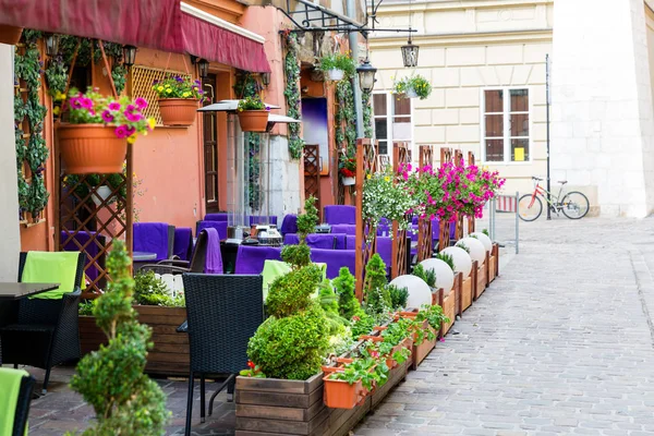 古欧洲旅游小镇的街头咖啡馆 夏季旅游和旅游 著名的欧洲地标 热门旅游地点 — 图库照片