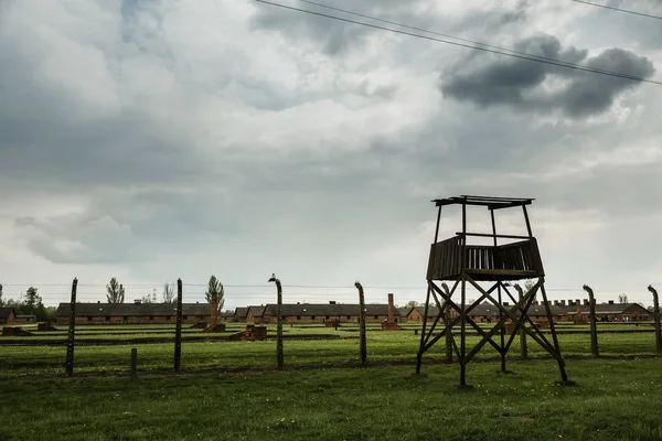 Ogrodzenie Strażnicy Drutu Kolczowego Niemiecki Obóz Koncentracyjny Auschwitz Polska Muzeum — Zdjęcie stockowe