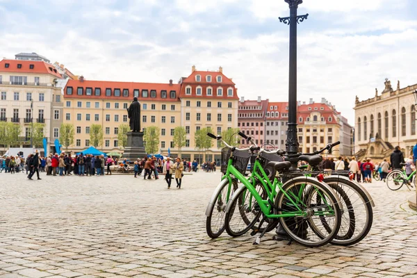 广场上的自行车停车场 欧洲老城 夏季旅游和旅游 著名的欧洲地标 热门的地方和街道 — 图库照片