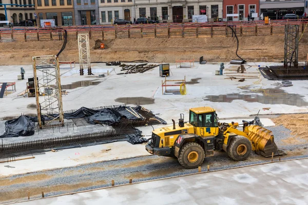 Baustelle Mitten Der Alten Europäischen Stadt Bulldozer Arbeitet Mit Sandhaufen — Stockfoto