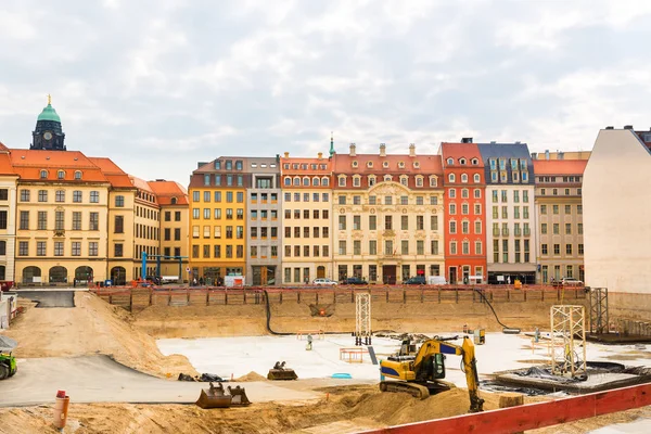 建筑工地在古老的欧洲城市中间 挖掘机与沙堆工作 背景城市景观 建筑工程 — 图库照片