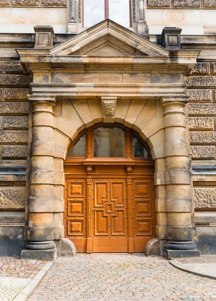 古い木製のドア 古代の建築 古いヨーロッパの町と建物のファサード — ストック写真