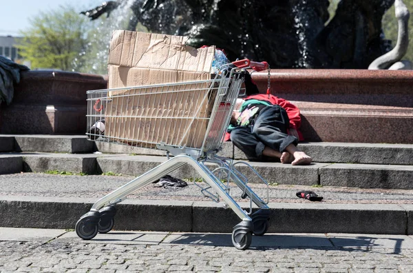 Mendigo Dorme Nos Degraus Cidade Europeia Turismo Verão Viagens Famoso — Fotografia de Stock