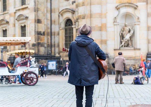 Musicista Strada Con Chitarra Nella Città Vecchia Europa Turismo Estivo — Foto Stock