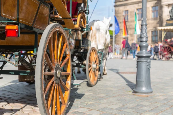 Excursie Wagon Met Een Paard Oude Europese Stad Zomer Toerisme — Stockfoto