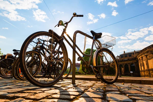 Χώρος Στάθμευσης Ποδηλάτων Στην Αρχαία Ευρωπαϊκή Πόλη Καλοκαιρινός Τουρισμός Και — Φωτογραφία Αρχείου