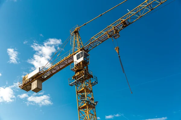 Construção Meio Antiga Cidade Europeia Torre Guindaste Céu Azul Com — Fotografia de Stock