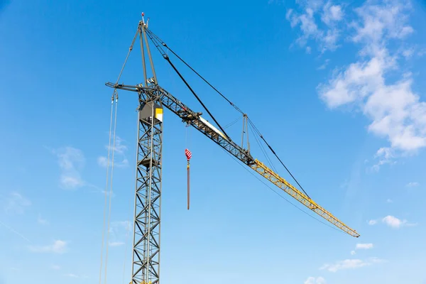 Construção Meio Antiga Cidade Europeia Torre Guindaste Céu Azul Com — Fotografia de Stock