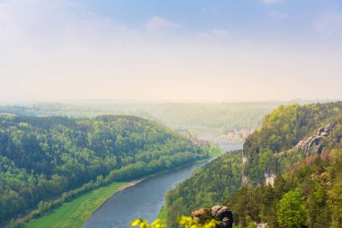 Almanya, Elbe nehri üzerinde yeşil orman, dağdan görünümü taşra kasabası. Eski Avrupa tarzıbinalar, Alman manzaraları