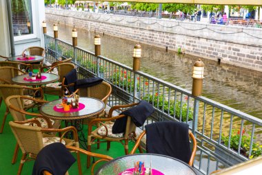 Nehir üzerinde açık hava kafe, Karlovy Vary, Çek Cumhuriyeti, Avrupa. Eski Avrupa kenti, seyahat ve turizm için ünlü bir yer