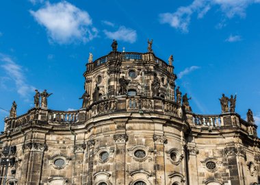 Heykelleri ile eski bir Avrupa kale cephesi, arka planda mavi gökyüzü. Yaz turizmi ve seyahatleri, antik mimari ve binalar, ünlü Avrupa simgesel yapı