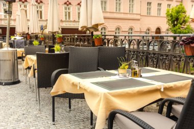 Rattan mobilya, Karlovy Vary, Çek Cumhuriyeti, Avrupa ile rahat açık kafe. Eski Avrupa kenti, seyahat ve turizm için ünlü bir yer