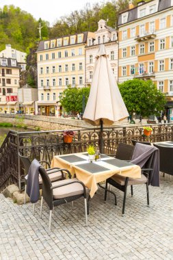 Rattan mobilya ve nehir manzaralı rahat açık kafe, Karlovy Vary, Çek Cumhuriyeti, Avrupa. Eski Avrupa kenti, seyahat için ünlü bir yer