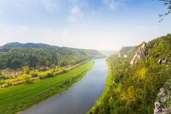 Německo Provinční Město Zeleném Lese Řece Labe Pohled Hor Budovy — Stock fotografie