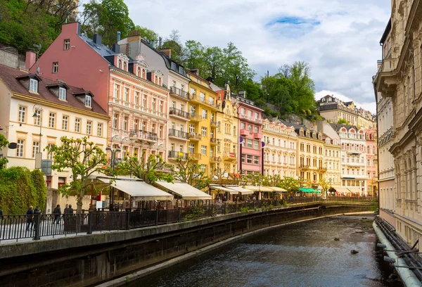 城市河流和户外咖啡馆 卡罗维发利 捷克共和国 欧洲老城 著名的旅游和旅游胜地 — 图库照片