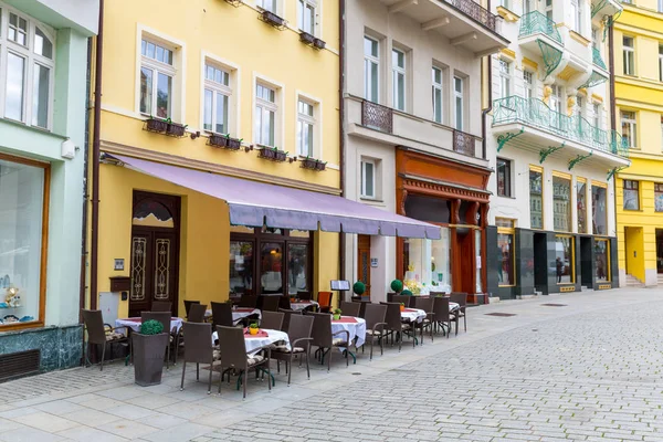 位于鹅卵石街道上的舒适户外咖啡馆 卡罗维发利 捷克共和国 欧洲老城 著名的旅游和旅游胜地 — 图库照片