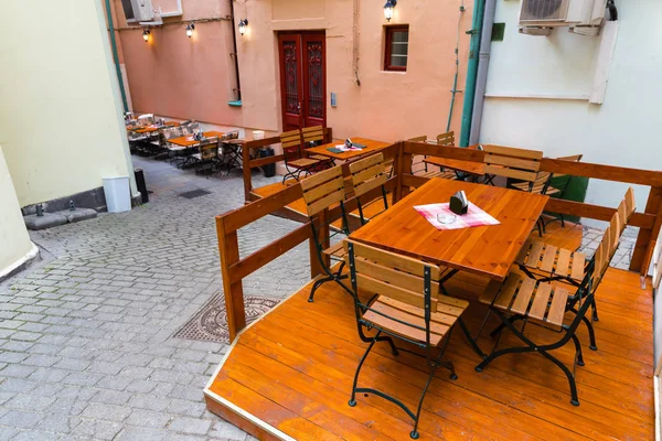 舒适的户外咖啡馆在小巷 卡罗维发利 捷克共和国 欧洲老城 著名的旅游和旅游胜地 — 图库照片