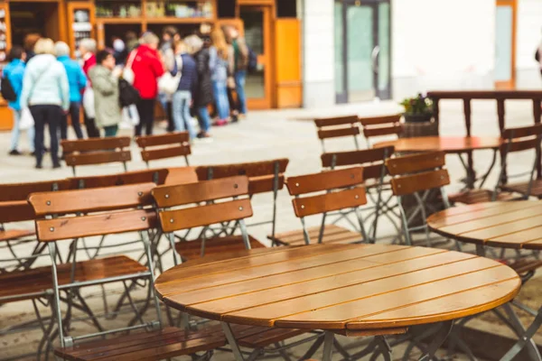 Açık Hava Kafe Karlovy Vary Çek Cumhuriyeti Avrupa Ahşap Masalar — Stok fotoğraf