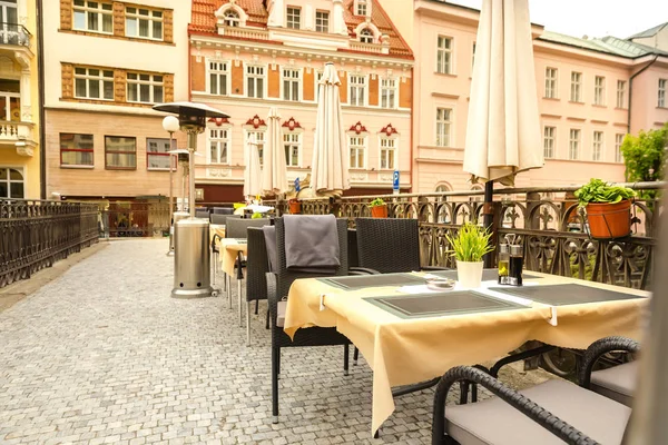 舒适的户外咖啡厅 带藤制家具 卡罗维发利 捷克共和国 欧洲老城 著名的旅游胜地 — 图库照片