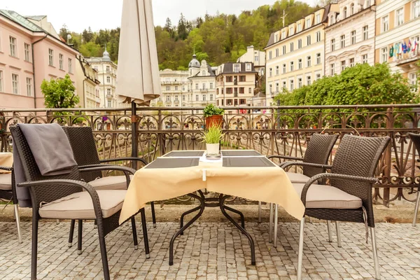 舒适的户外咖啡厅 有藤制家具 可欣赏到欧洲卡罗维发利河的美景 欧洲老城 著名的旅游胜地 — 图库照片