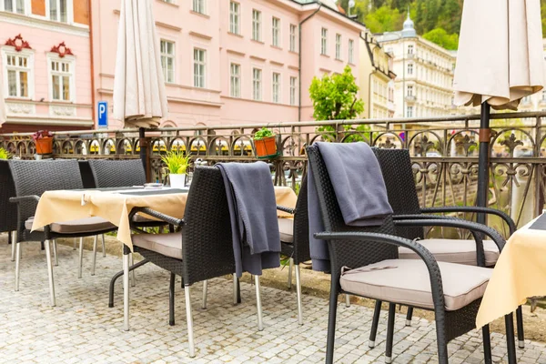 舒适的户外咖啡厅 带藤制家具 卡罗维发利 捷克共和国 欧洲老城 著名的旅游胜地 — 图库照片