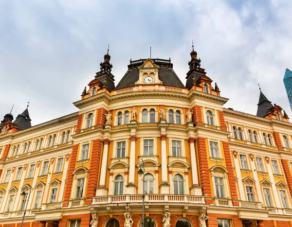 Oude Gebouw Gevel Met Torens Klok Het Dak Oude Europese — Stockfoto