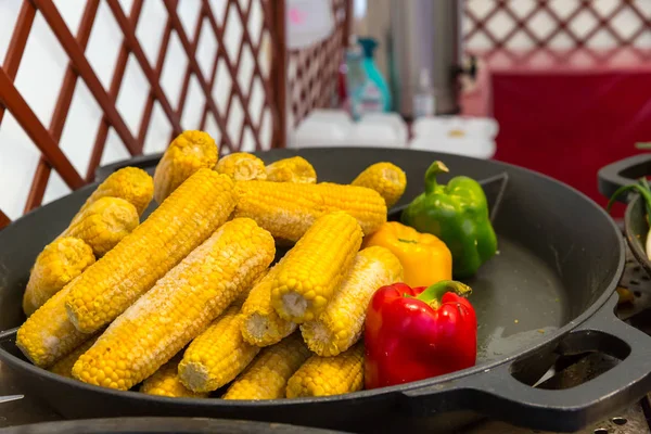 Cuocere Pannocchie Mais Vapore Sala Pranzo Cucina Alberghiera Cucina Tradizionale — Foto Stock