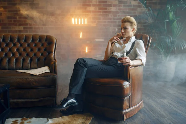 Kvinna Skjorta Och Byxor Sittande Läderstol Med Whisky Och Cigarr — Stockfoto
