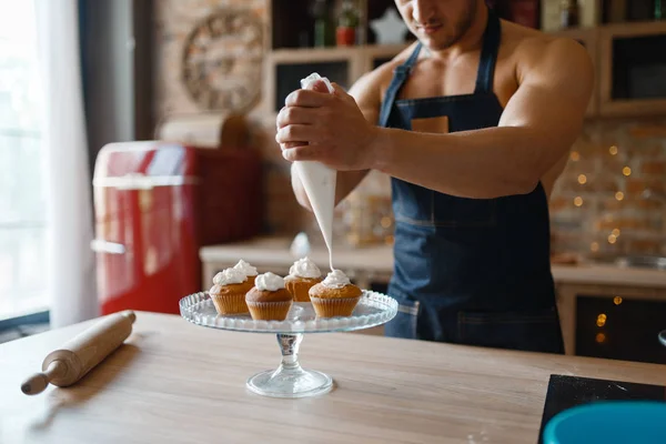 Hombre Desnudo Delantal Cocinando Postre Cocina Hombre Desnudo Preparando Desayuno — Foto de Stock