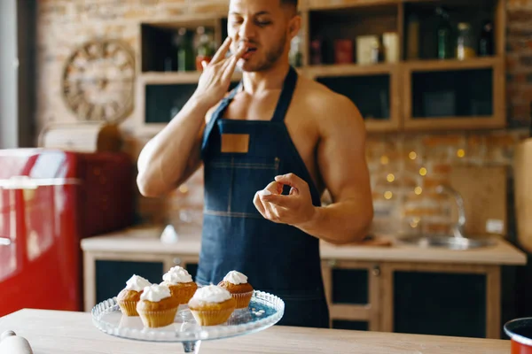 Naakt Man Schort Koken Dessert Met Room Keuken Naakte Man — Stockfoto