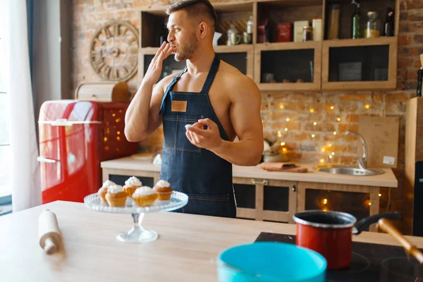 Homem Avental Cozinhar Sobremesa Com Creme Cozinha Homem Preparando Café — Fotografia de Stock