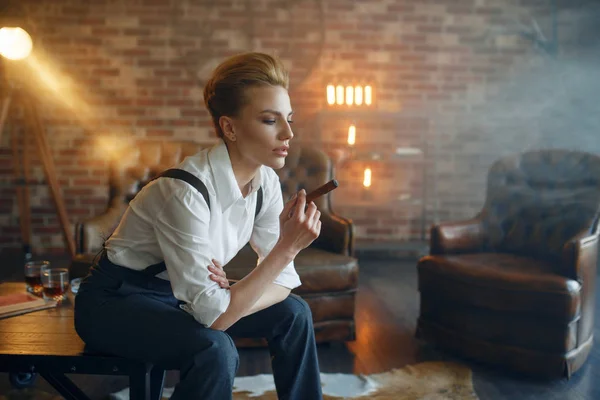 Frau Strenger Kleidung Sitzt Tisch Und Raucht Zigarre Retro Mode — Stockfoto