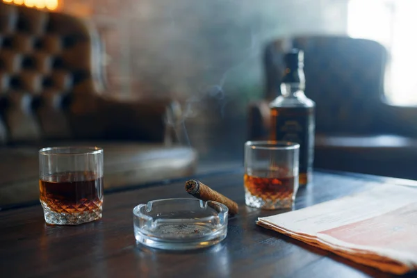 Whisky Sigaro Tavolo Legno Ufficio Retrò Nessuno Bevande Alcoliche Tabacco — Foto Stock