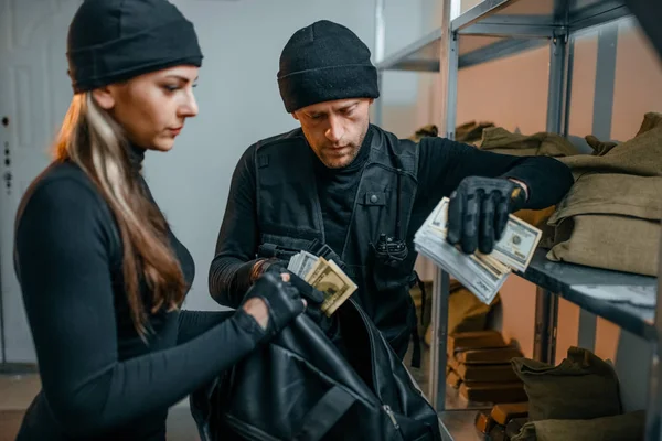 Bankraub Des Jahrhunderts Zwei Räuber Schwarzer Uniform Stehlen Geld Aus — Stockfoto