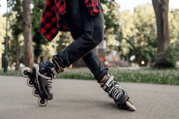 Rolschaatsen Mannelijke Schaatser Rollend Het Park Stadsrolschaatsen Actieve Extreme Sport — Stockfoto