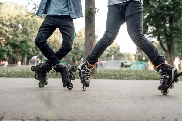 Paten Kayarken Iki Genç Erkek Parkta Yuvarlanıyor Şehir Pateni Açık — Stok fotoğraf