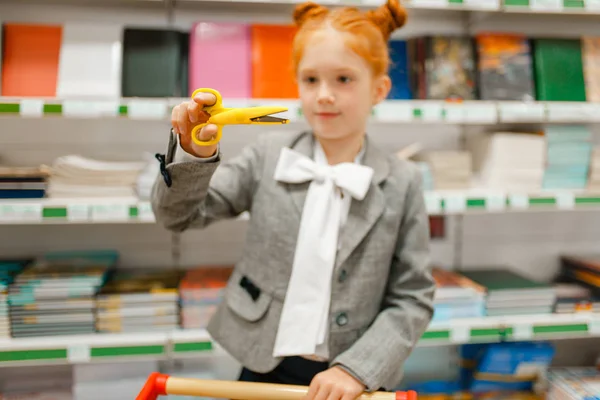 はさみを選択するカートで女の子 文房具店で買い物 女性の子供は店でオフィス用品を購入し スーパーマーケットで学童 — ストック写真