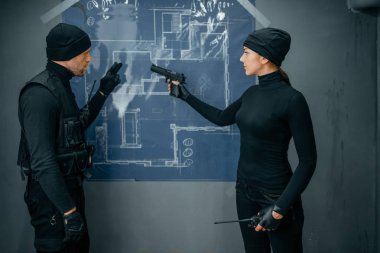 Yüzyılın banka soygunu, iki soyguncu kasayı soymak için plan yapıyor. Suç mesleği, hırsızlık konsepti