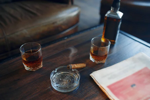 Whisky Sigaro Tavolo Legno Ufficio Retrò Nessuno Bevande Alcoliche Tabacco — Foto Stock